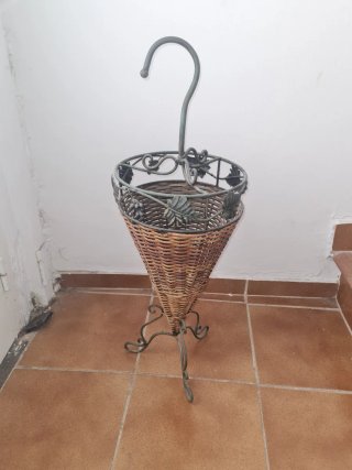 Paragüero de mimbre y metal