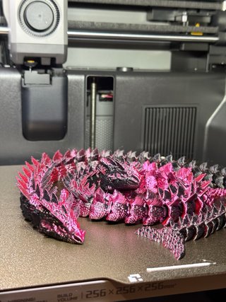 Dragón acuático articulado 3D rosa y negro