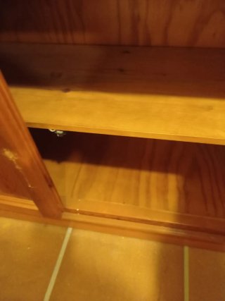 Librería de pino con puertas de cristal