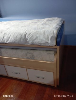Cama doble y mesita de noche juvenil con cajones