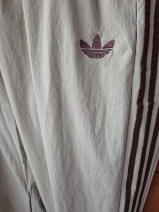 Pantalón chándal Adidas beige y marrón