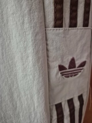 Pantalón chándal Adidas beige y marrón
