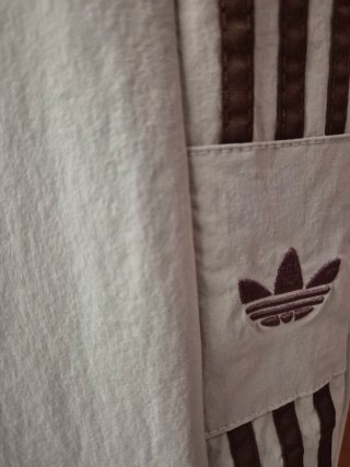 Pantalón chándal Adidas beige y marrón