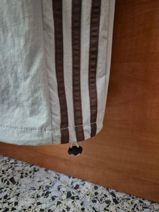Pantalón chándal Adidas beige y marrón