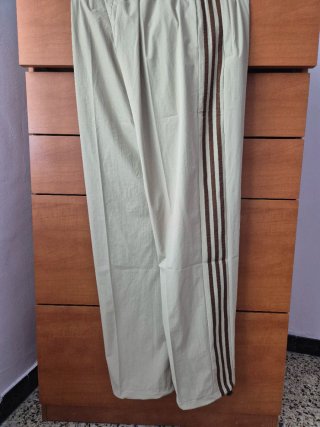Pantalón chándal Adidas beige y marrón
