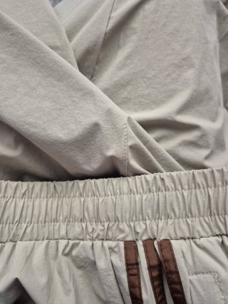 Pantalón chándal Adidas beige y marrón