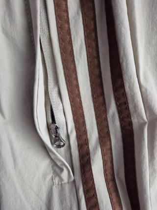 Pantalón chándal Adidas beige y marrón
