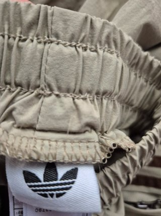 Pantalón chándal Adidas beige y marrón