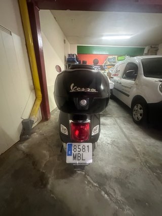 Vespa 300 GTS Negra - SUPER BIEN CUIDADA