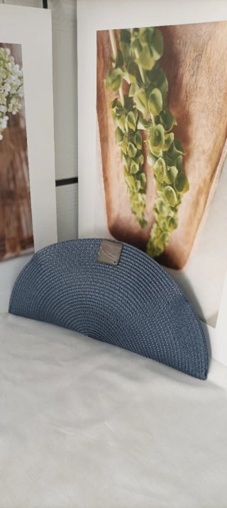 Cartera de mano azul con cadena dorada