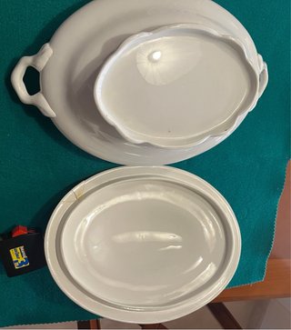 Sopera antigua de porcelana blanca