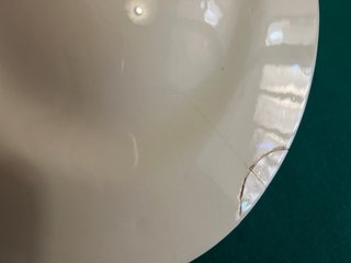Sopera antigua de porcelana blanca