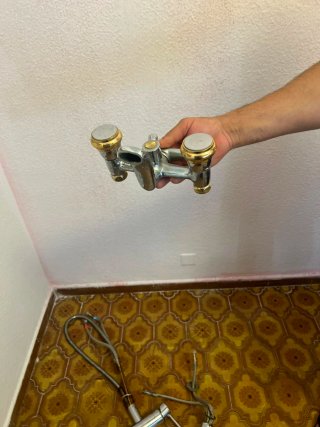 Conjunto de tres Grifos de baño metal dorado y pla