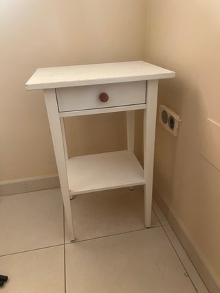 Mesitas de noche blancas y madera