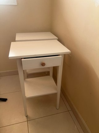 Mesitas de noche blancas y madera