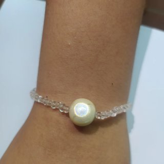 Pulsera de cuentas blancas con perla