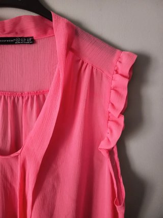 Blusa rosa chicle con volantes y lazo Atmosphere