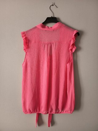 Blusa rosa chicle con volantes y lazo Atmosphere