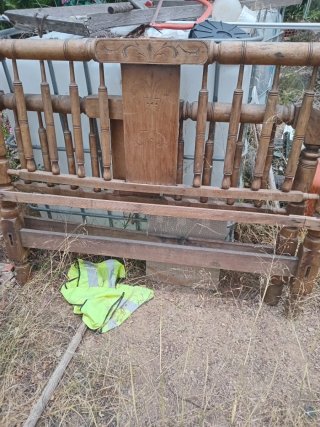 Cama de madera antigua