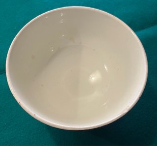 Antiguo tazón de desayuno porcelana opaca.