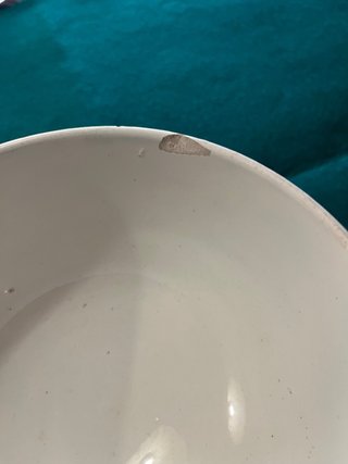 Antiguo tazón de desayuno porcelana opaca.