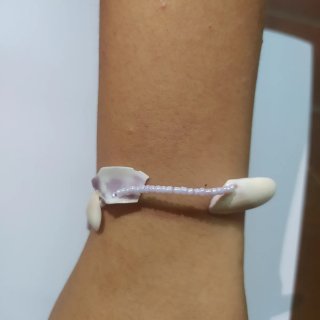 Pulsera conchas lila y blancas