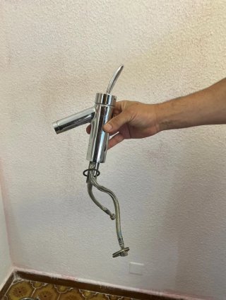 Grifo de baño plateado
