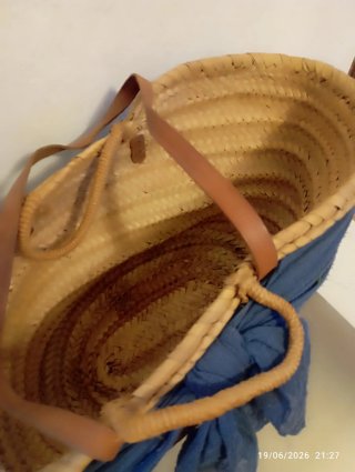 Cesta de playa mimbre y tela azul