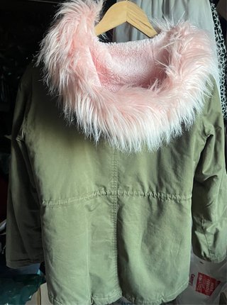 Cazadora verde con pelo rosa