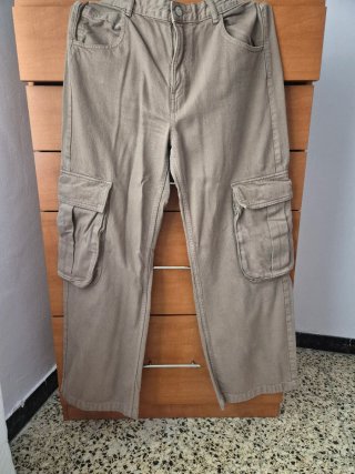 Pantalón cargo beige ancho