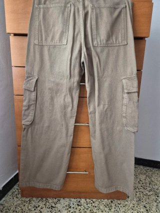 Pantalón cargo beige ancho