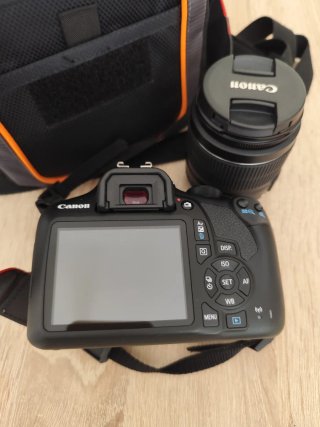 Cámara Canon EOS 1300D con objetivo y bolso