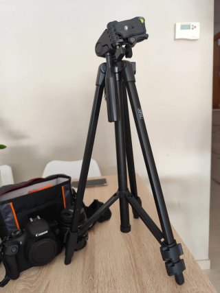 Cámara Canon EOS 1300D con objetivo y bolso