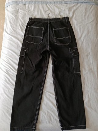 Pantalón Vaquero Bershka hilo blanco.Talla 40