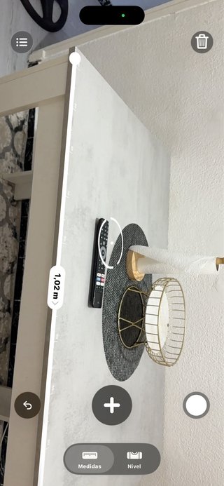Sofá árabe beige con mesa auxiliar y cortina y