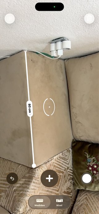 Sofá árabe beige con mesa auxiliar y cortina y