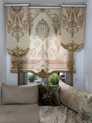 Sofá árabe beige con mesa auxiliar y cortina y