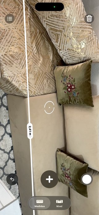 Sofá árabe beige con mesa auxiliar y cortina y