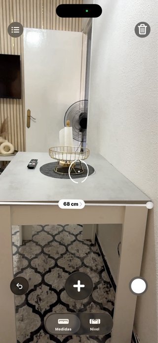 Sofá árabe beige con mesa auxiliar y cortina y
