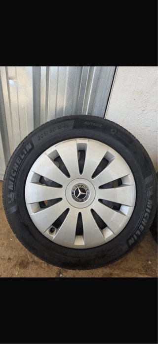 4 Llantas  Mercedes con tapacubos