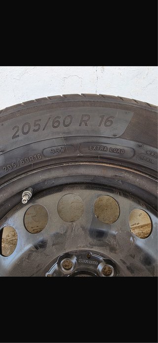 4 Llantas  Mercedes con tapacubos