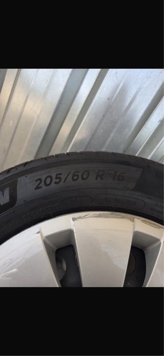 4 Llantas  Mercedes con tapacubos