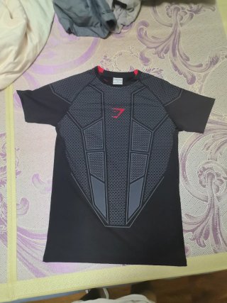 Camiseta deportiva Gymshark negra y roja