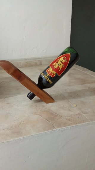 Botellero de madera con botella negra