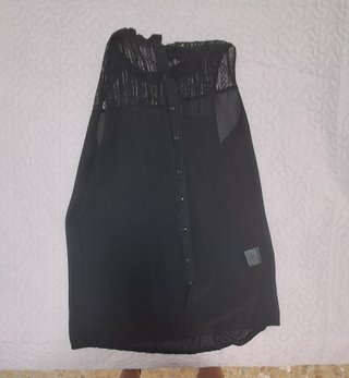 Blusa negra con encaje