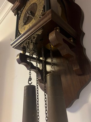 Reloj de pared antiguo con péndulo