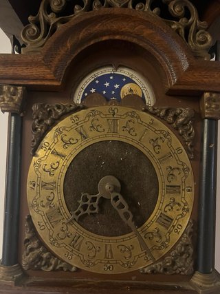 Reloj de pared antiguo con péndulo