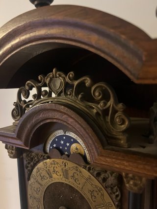 Reloj de pared antiguo con péndulo