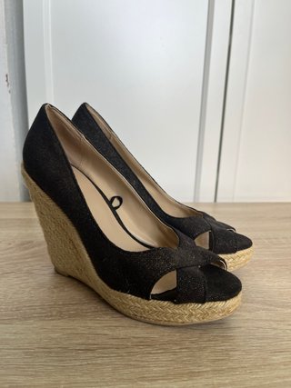 Tacones de cuña negros y beige