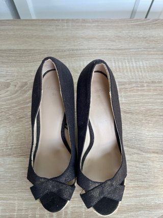 Tacones de cuña negros y beige